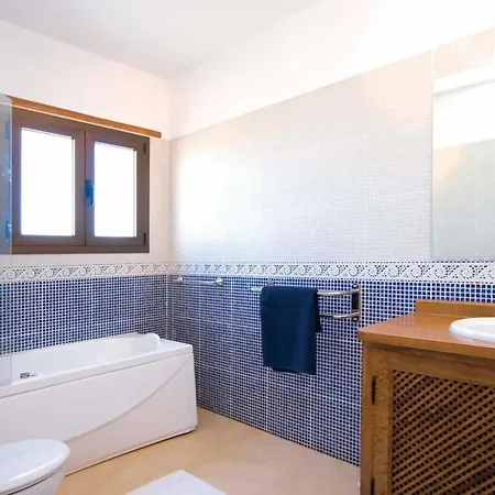 Sleeps 8 Air Con Wifi Lajares